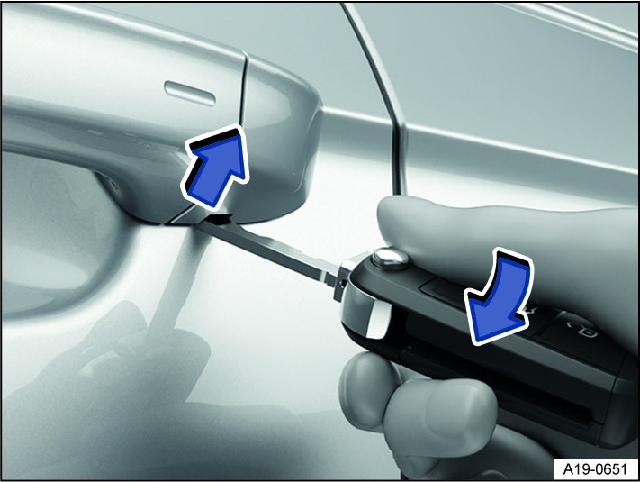 Fig. 55 Driver’s door handle: prying off the cap.