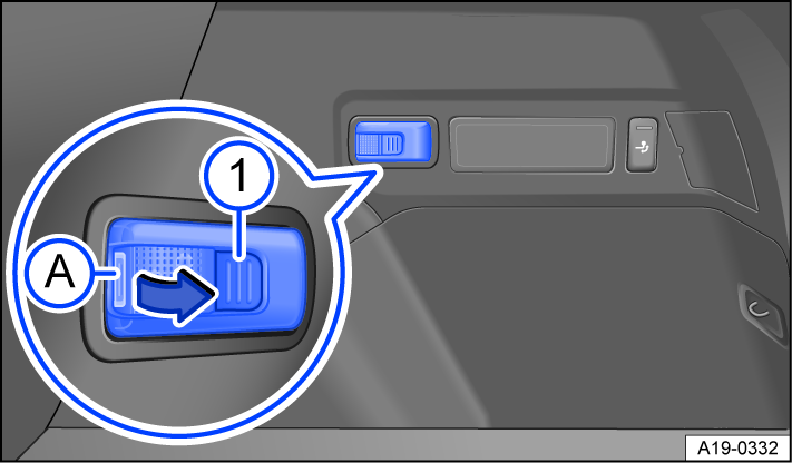 Fig. 170 In the luggage compartment (right-side): Removable luggage compartment light.